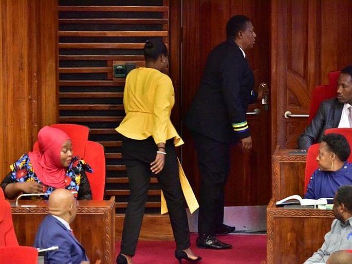 In tanzania Female mp asked to leave parliament for wearing tight pants | टांझानिया: 'टाइट पॅन्ट' परिधान करणं ठरला गुन्हा; महिला खासदाराला भर संसदेतून बाहेर काढलं In tanzania Female mp asked to leave parliament for wearing tight pants | टांझानिया: 'टाइट पॅन्ट' परिधान करणं ठरला गुन्हा; महिला खासदाराला भर संसदेतून बाहेर काढलं