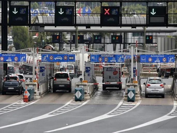 Driver charged huge fine for using toll roads in new South Wales at Australia | टोल रोडवरून वारंवार जाणं पडलं महाग, खात्यातून दणक्यात उडाले 43 लाख रुपये अन् मग... Driver charged huge fine for using toll roads in new South Wales at Australia | टोल रोडवरून वारंवार जाणं पडलं महाग, खात्यातून दणक्यात उडाले 43 लाख रुपये अन् मग...