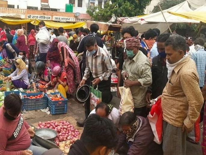 vegetable, grocery shops and other vendors can be potential corona spreaders centre asks to test them | भाजी विक्रेते, दुकानांवर काम करणाऱ्यांपासून कोरोनाचा सर्वाधिक धोका; केंद्रनं राज्यांना दिली अशी सूचना vegetable, grocery shops and other vendors can be potential corona spreaders centre asks to test them | भाजी विक्रेते, दुकानांवर काम करणाऱ्यांपासून कोरोनाचा सर्वाधिक धोका; केंद्रनं राज्यांना दिली अशी सूचना