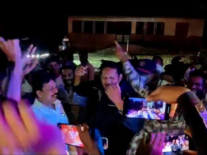 VIDEO: MP Udayan Raje Bhosale blows collar again; Dance with activists | VIDEO : खासदार उदयनराजे भोसलेंनी पुन्हा उडवली कॉलर; कार्यकर्त्यांसोबत थिरकले