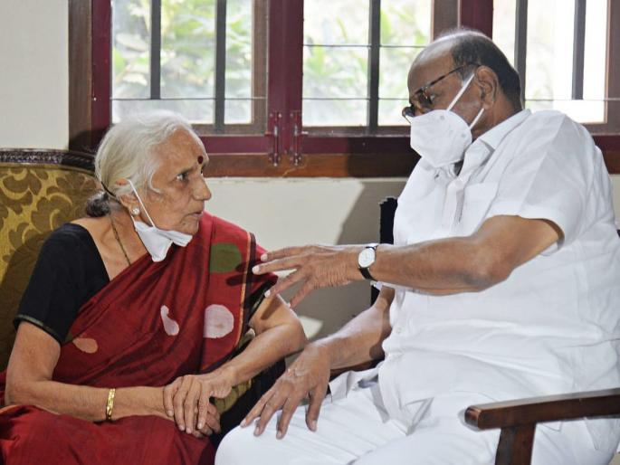 NCP leader Sharad pawar meet the Professor N. D. Patil's wife Saroj Mai and consoling them | भावाचा बहिणीला आधार; शरद पवार आले अन् माईंचा कंठ दाटून आला! NCP leader Sharad pawar meet the Professor N. D. Patil's wife Saroj Mai and consoling them | भावाचा बहिणीला आधार; शरद पवार आले अन् माईंचा कंठ दाटून आला!