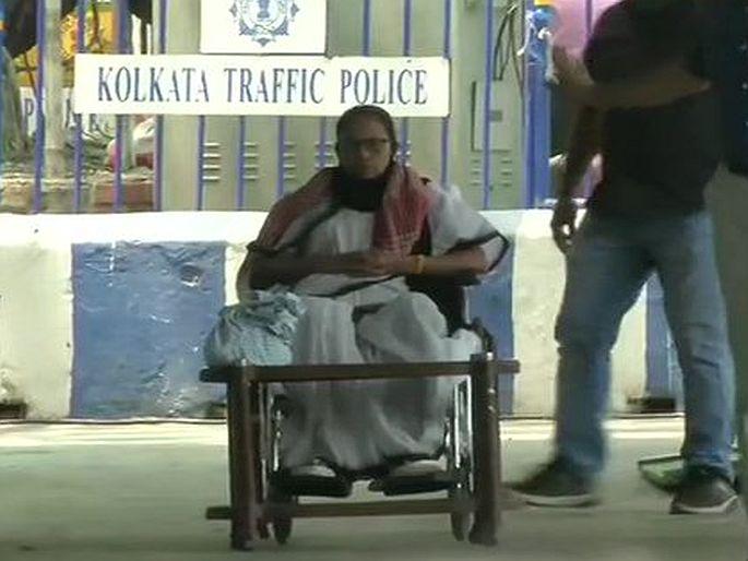 West Bengal CM Mamata banerjee sits on dharna at gandhi murti over EC imposed ban election campaign | West Bengal Election: प्रचारावर 24 तासांची बंदी; कोलकात्यातील गांधी पुतळ्यासमोर ममतांचे धरणे आंदोलन, असे आहे कारण West Bengal CM Mamata banerjee sits on dharna at gandhi murti over EC imposed ban election campaign | West Bengal Election: प्रचारावर 24 तासांची बंदी; कोलकात्यातील गांधी पुतळ्यासमोर ममतांचे धरणे आंदोलन, असे आहे कारण