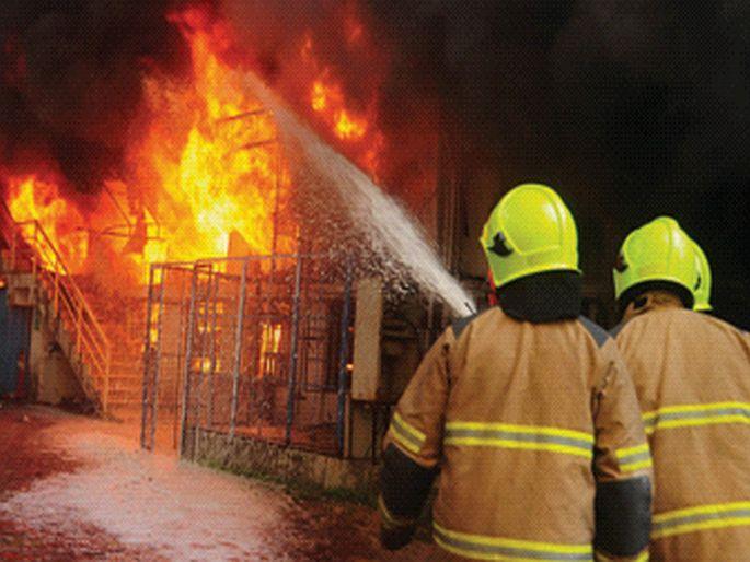 Warehouse fire with two companies | दोन कंपन्यांसह गोदामालाही भीषण आग, लाखो रुपयांचे नुकसान Warehouse fire with two companies | दोन कंपन्यांसह गोदामालाही भीषण आग, लाखो रुपयांचे नुकसान