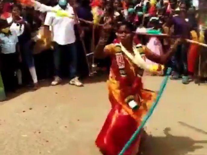 Viral Video newly bride performing martial arts on her wedding day to spread awareness about self defense | लग्नाच्या दिवशी वधूनं साडीवरच दाखवला मार्शल आर्टचा जल्वा, परफॉर्म पाहून लोक हैराण; Video व्हायरल