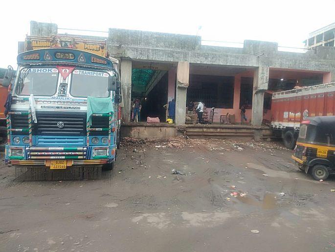 Tauktae Cyclone hits farms 40% less Incoming for agricultural commodities in Kalyan Market Committee | Tauktae Cyclone: तौक्ते वादळाचा फटका शेतमालाला, कल्याण कृषी उत्पन्न बाजार समितीत शेतमालाची ४० टक्के कमी आवक