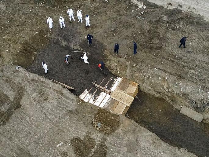 Mass graves in New york amid coronavirus pandemic | VIDEO : कोरोनामुळे न्यू यॉर्कमध्ये मृतांचा ढीग, पाटासारख्या दिसणाऱ्या कबरीत एकसाथ दफन केले जातायेत मृतदेह Mass graves in New york amid coronavirus pandemic | VIDEO : कोरोनामुळे न्यू यॉर्कमध्ये मृतांचा ढीग, पाटासारख्या दिसणाऱ्या कबरीत एकसाथ दफन केले जातायेत मृतदेह