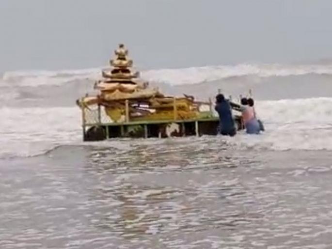 amid cyclone Asani Mysterious gold coloured chariot ashore in srikakulam at Andhra Pradesh watch the video | Cyclone Asani : असानी चक्रीवादळाची भेट; आंध्र प्रदेशच्या समुद्रात वाहून आला 'रहस्यमय' सोन्याचा रथ, पाहा VIDEO amid cyclone Asani Mysterious gold coloured chariot ashore in srikakulam at Andhra Pradesh watch the video | Cyclone Asani : असानी चक्रीवादळाची भेट; आंध्र प्रदेशच्या समुद्रात वाहून आला 'रहस्यमय' सोन्याचा रथ, पाहा VIDEO