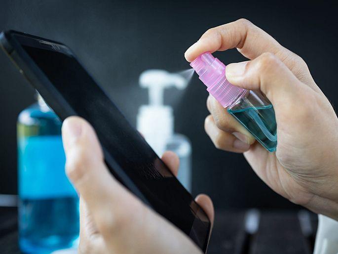 Smartphones deteriorating due to sanitizers | सावधान! : सॅनिटायझरमुळे स्मार्टफोनची लागतेय वाट, मोबाईल सॅनिटाईझ करण्यासाठी वापरा 'ही' योग्य पद्धत Smartphones deteriorating due to sanitizers | सावधान! : सॅनिटायझरमुळे स्मार्टफोनची लागतेय वाट, मोबाईल सॅनिटाईझ करण्यासाठी वापरा 'ही' योग्य पद्धत