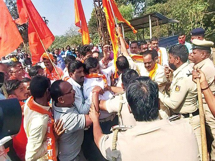 Shiv Sainiks clash with Karnataka police | शिवसैनिकांची कर्नाटक पोलिसांसोबत झटापट, बेळगाव महापालिकेवरील लाल-पिवळा ध्वज काढण्यासाठी आक्रमक Shiv Sainiks clash with Karnataka police | शिवसैनिकांची कर्नाटक पोलिसांसोबत झटापट, बेळगाव महापालिकेवरील लाल-पिवळा ध्वज काढण्यासाठी आक्रमक