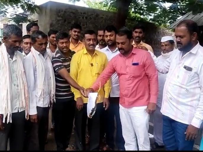 GR regarding giving certificates on Nizam era evidence Holi in Ghanegaon by Sakal Maratha Samaj | निजामकालीन पुराव्यावर दाखले देण्यासंदर्भातील जीआरची सकल मराठा समाजाकडून घाणेगावात होळी GR regarding giving certificates on Nizam era evidence Holi in Ghanegaon by Sakal Maratha Samaj | निजामकालीन पुराव्यावर दाखले देण्यासंदर्भातील जीआरची सकल मराठा समाजाकडून घाणेगावात होळी