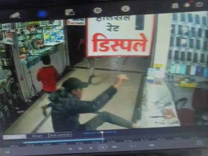 Stall vandalized in Tulshibagh and mobile market in Tapkir Galli by Koyta Gang | VIDEO : कोयता गँगकडून तुळशीबागेतील स्टॉलची तोडफोड; तपकीर गल्लीतील मोबाईल मार्केटमध्येही राडा Stall vandalized in Tulshibagh and mobile market in Tapkir Galli by Koyta Gang | VIDEO : कोयता गँगकडून तुळशीबागेतील स्टॉलची तोडफोड; तपकीर गल्लीतील मोबाईल मार्केटमध्येही राडा