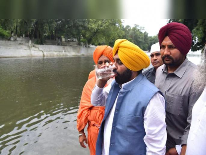 Punjab CM Bhagwant mann stomach ache due to drinking polluted water | दूषित पाणी प्यायल्याने आजारी पडले भगवंत मान, 'या' व्हिडिओवरून निर्माण झालेय प्रश्नचिन्ह Punjab CM Bhagwant mann stomach ache due to drinking polluted water | दूषित पाणी प्यायल्याने आजारी पडले भगवंत मान, 'या' व्हिडिओवरून निर्माण झालेय प्रश्नचिन्ह