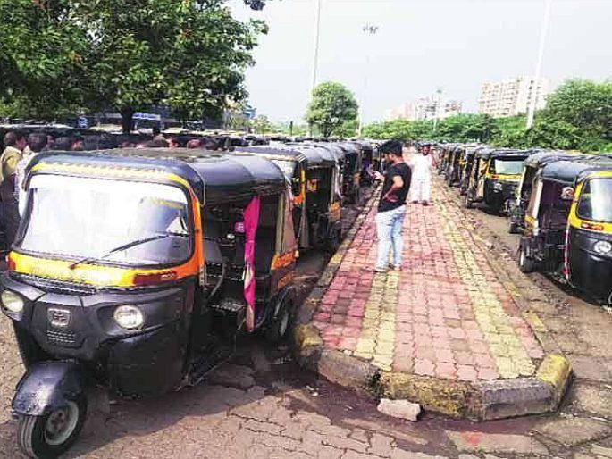 The announcement of help in the district is in the air; When will rickshaw pullers get Rs.1.5 thousands | जिल्ह्यात मदतीची घोषणा वाऱ्यावरच; रिक्षाचालकांना दीड हजार कधी मिळणार? The announcement of help in the district is in the air; When will rickshaw pullers get Rs.1.5 thousands | जिल्ह्यात मदतीची घोषणा वाऱ्यावरच; रिक्षाचालकांना दीड हजार कधी मिळणार?