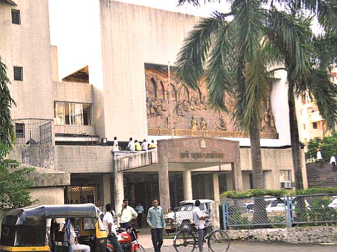 Municipal Corporation again imposed restrictions to Thanekar | ठाणेकरांना पालिकेने घातली पुन्हा निर्बंधांची वेसण, आयुक्तांनी घेतली बैठक; नियम मोडले तर...