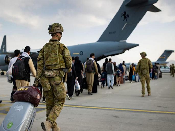 Afghanistan shots fired at an italian military transport plane flew out of kabul airport | Kabul Airport : काबुलमध्ये इटालियन विमानावर गोळीबार, 100 अफगाण नागरिकांना घेऊन केलं होतं उड्डाण Afghanistan shots fired at an italian military transport plane flew out of kabul airport | Kabul Airport : काबुलमध्ये इटालियन विमानावर गोळीबार, 100 अफगाण नागरिकांना घेऊन केलं होतं उड्डाण