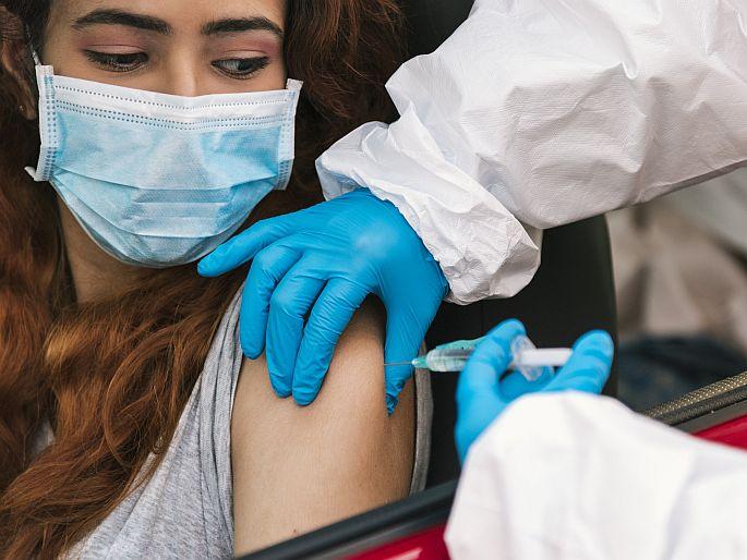 CoronaVirus mixed vaccine formula to fight the new corona variants countries report | नवनव्या कोरोना व्हेरिएंटशी लढण्यासाठी मिक्स व्हॅक्सीनचा फॉर्म्युला; 'हे' मोठे देश वापरतायत 'ही' खास पद्धत CoronaVirus mixed vaccine formula to fight the new corona variants countries report | नवनव्या कोरोना व्हेरिएंटशी लढण्यासाठी मिक्स व्हॅक्सीनचा फॉर्म्युला; 'हे' मोठे देश वापरतायत 'ही' खास पद्धत