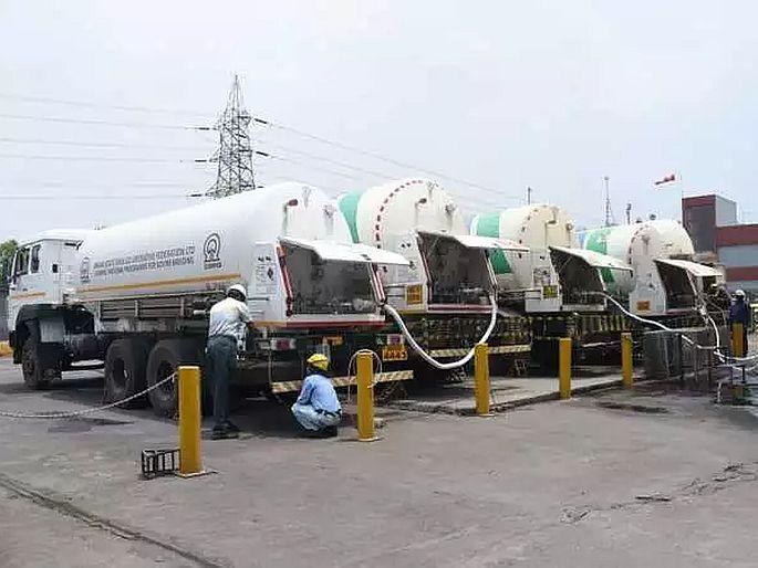 Jharkhand Bokaro cell workers news workers are working 24 hours to make oxygen without taken lunch | CoronaVirus: जेवण नंतर करू, आधी देशासाठी ऑक्सिजन तयार करायचाय...; शेजारीच ठेवलेल्या टिफिनकडेही बघेनात मजूर Jharkhand Bokaro cell workers news workers are working 24 hours to make oxygen without taken lunch | CoronaVirus: जेवण नंतर करू, आधी देशासाठी ऑक्सिजन तयार करायचाय...; शेजारीच ठेवलेल्या टिफिनकडेही बघेनात मजूर