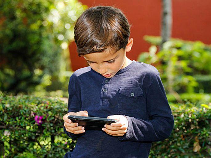 England Boy plays dragons game on iphone racks up 1 lakh bill dad forced to sell family car | iPhone वर गेम खेळताना 7 वर्षांच्या मुलाचा 'पराक्रम'! पैसे भरण्यासाठी वडिलांना विकावी लागली कार