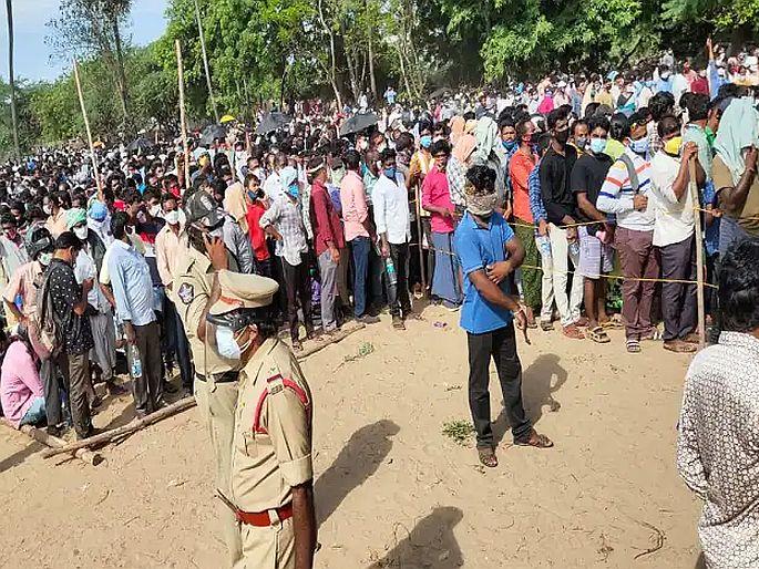 CoronaVirus Ayurvedic cure for corona draws large crowds in Nellore Andhra pradesh | CoronaVirus : आंध्रप्रदेशात कोरोनाच्या आयुर्वेदिक औषधासाठी उडाली झुंबड, शेजारच्या राज्यातील लोकांनीही केली मोठी गर्दी