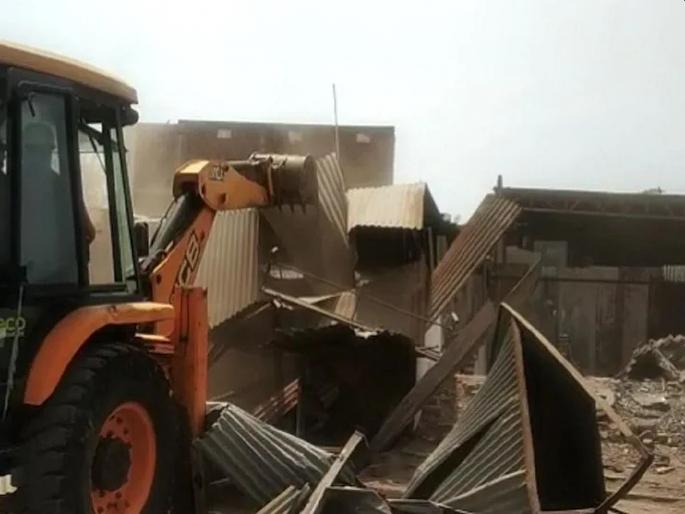 Madhya Pradesh Shivraj government's action khargone violence accused home demolished by bulldozer | शिवराज सरकारची अॅक्शन; रामनवमीच्या मिरवणुकीवर दगडफेक करणाऱ्या आरोपींच्या घरावर चालला बुलडोझर Madhya Pradesh Shivraj government's action khargone violence accused home demolished by bulldozer | शिवराज सरकारची अॅक्शन; रामनवमीच्या मिरवणुकीवर दगडफेक करणाऱ्या आरोपींच्या घरावर चालला बुलडोझर