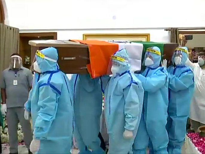 pranab mukherjees last rites performed at lodhi road crematorium | प्रणव मुखर्जी यांच्यावर शासकीय इतमामात अंत्यसंस्कार, पंचत्वात विलीन pranab mukherjees last rites performed at lodhi road crematorium | प्रणव मुखर्जी यांच्यावर शासकीय इतमामात अंत्यसंस्कार, पंचत्वात विलीन
