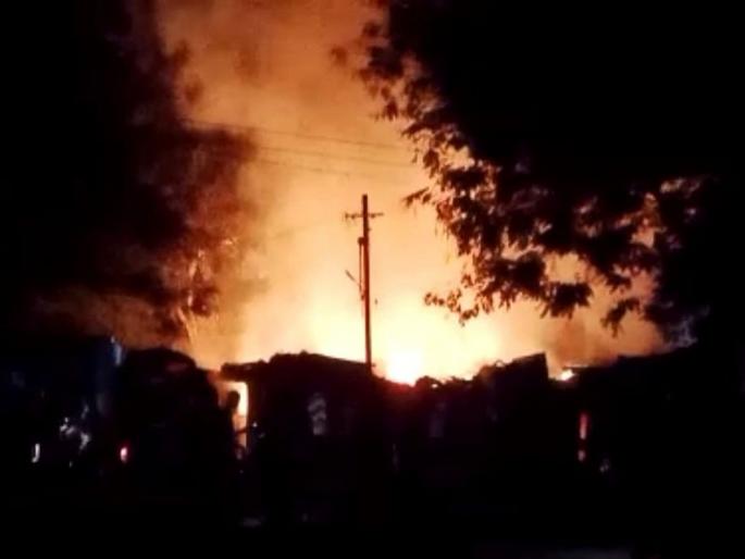 Twenty-four houses were burnt to ashes in a fierce fire in Karad of Satara district | VIDEO : भीषण आगीत चोवीस घरे खाक; मध्यरात्री चार सिलेंडरच्या स्फोटानं कराड हादरलं Twenty-four houses were burnt to ashes in a fierce fire in Karad of Satara district | VIDEO : भीषण आगीत चोवीस घरे खाक; मध्यरात्री चार सिलेंडरच्या स्फोटानं कराड हादरलं