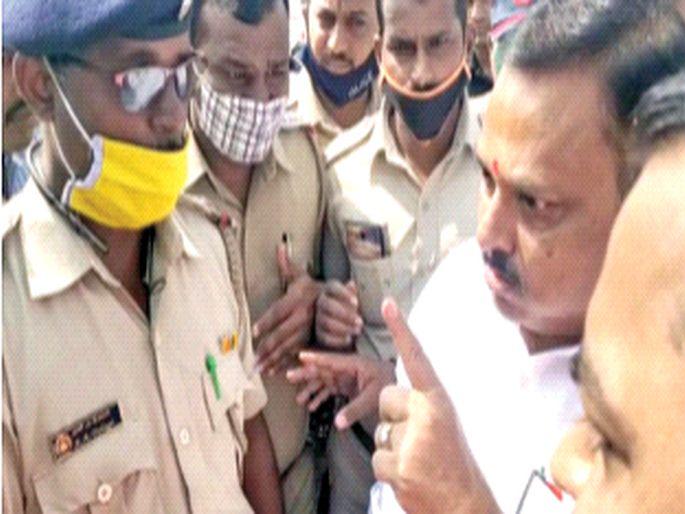 Minister of State Yadravkar stopped by police, Karnataka border; Incident at Kognoli toll plaza | राज्यमंत्री यड्रावकरांना पोलिसांनी रोखले, कर्नाटक सीमा; कोगनोळी टोलनाक्यावरील घटना Minister of State Yadravkar stopped by police, Karnataka border; Incident at Kognoli toll plaza | राज्यमंत्री यड्रावकरांना पोलिसांनी रोखले, कर्नाटक सीमा; कोगनोळी टोलनाक्यावरील घटना