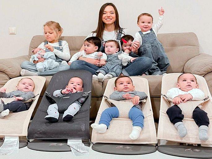 Russian Millionaire couple want 105 children, mother of 11 kids addicted to motherhood | वयाच्या 23व्या वर्षीच बनली 11 मुलांची आई; या कोट्यधीश कपलला हवी आहेत 105 अपत्य Russian Millionaire couple want 105 children, mother of 11 kids addicted to motherhood | वयाच्या 23व्या वर्षीच बनली 11 मुलांची आई; या कोट्यधीश कपलला हवी आहेत 105 अपत्य