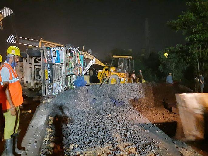 Accident on Mumbai-Nashik Highway; Coal from an overturned truck spread on the road | मुंबई नाशिक महामार्गावर अपघात; रस्त्यावर पसरला उलटलेल्या ट्रकमधील कोळसा Accident on Mumbai-Nashik Highway; Coal from an overturned truck spread on the road | मुंबई नाशिक महामार्गावर अपघात; रस्त्यावर पसरला उलटलेल्या ट्रकमधील कोळसा