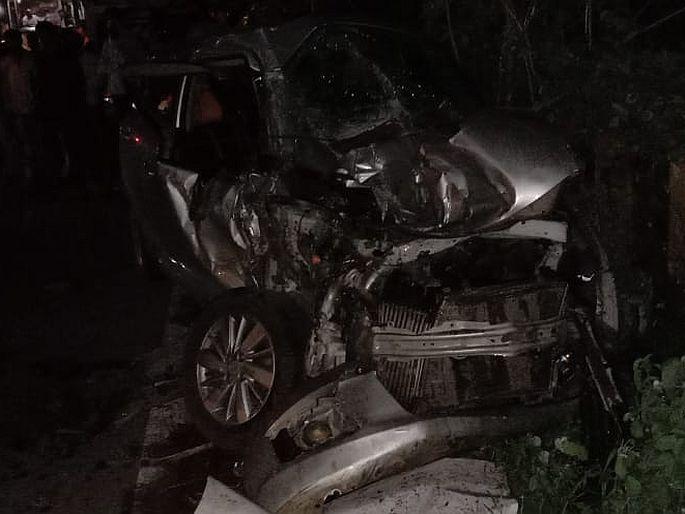 car container Accident on Pune-Solapur road 5 dead | पुणे-सोलापूर मार्गावर भीषण अपघात; कंटेनरने ब्रेक मारल्याने कारची धडक, 5 जण जागीच ठार car container Accident on Pune-Solapur road 5 dead | पुणे-सोलापूर मार्गावर भीषण अपघात; कंटेनरने ब्रेक मारल्याने कारची धडक, 5 जण जागीच ठार