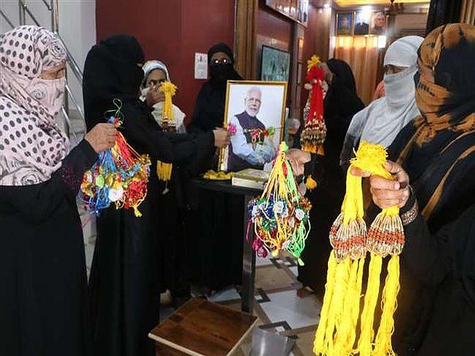 muslim women tied rakhi to pm modi in varanasi | शुक्रिया मोदी भैया : मुस्लीम महिलांनी पंतप्रधान मोदींच्या फोटोला बांधली राखी, 'या'साठी मानले आभार muslim women tied rakhi to pm modi in varanasi | शुक्रिया मोदी भैया : मुस्लीम महिलांनी पंतप्रधान मोदींच्या फोटोला बांधली राखी, 'या'साठी मानले आभार