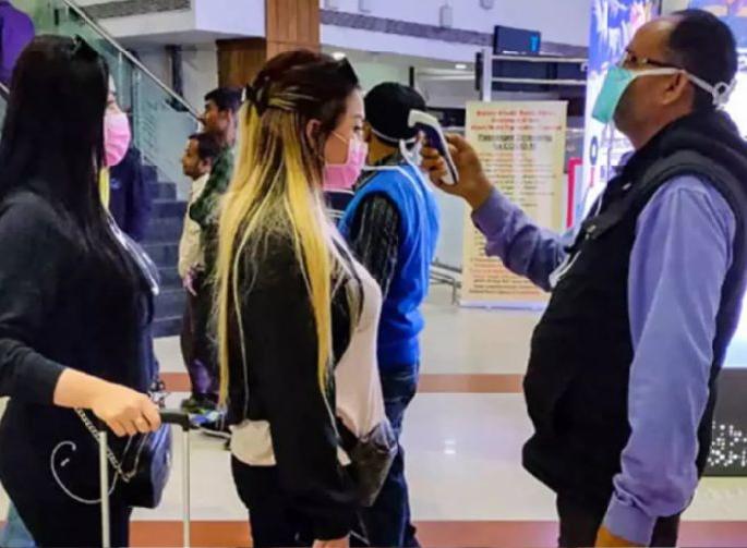 Remove passengers who do not wear masks properly, DGCA instructions, airlines, airport directors | याेग्यप्रकारे मास्क न घालणाऱ्या प्रवाशांना विमानाबाहेर काढा, ‘डीजीसीए’चे निर्देश, विमान कंपन्या, विमानतळ संचालकांना सूचना Remove passengers who do not wear masks properly, DGCA instructions, airlines, airport directors | याेग्यप्रकारे मास्क न घालणाऱ्या प्रवाशांना विमानाबाहेर काढा, ‘डीजीसीए’चे निर्देश, विमान कंपन्या, विमानतळ संचालकांना सूचना