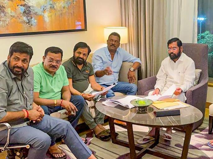 Action against the superintendent who helped Shinde? The incident took place under the covert protection of Palghar police | शिंदेंना मदत करणाऱ्या अधीक्षकांवर कारवाई? सुरतवारी झाली पालघर पोलिसांच्या छुप्या संरक्षणात Action against the superintendent who helped Shinde? The incident took place under the covert protection of Palghar police | शिंदेंना मदत करणाऱ्या अधीक्षकांवर कारवाई? सुरतवारी झाली पालघर पोलिसांच्या छुप्या संरक्षणात