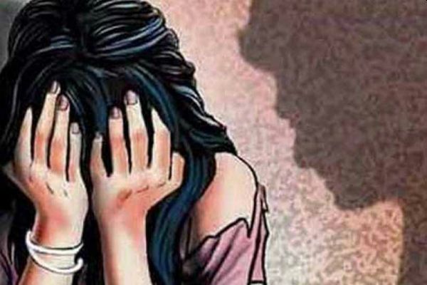Uttar pradesh baghpat nurse accuses doctor of love jihad akram qureshi becomes akshay | लव्ह जिहाद: "अकरम कुरैशीनं अक्षय होऊन केली मैत्री, गर्भवती झाल्याचं समजताच धर्मांतरासाठी सुरू केला छळ"