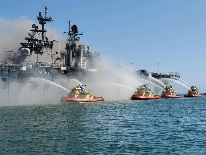 fire on american navy warship at base in San Diego 21 wounded | सॅन डिएगो : अमेरिकन नौदलाच्या युद्धनौकेला आग, 21 जण जखमी fire on american navy warship at base in San Diego 21 wounded | सॅन डिएगो : अमेरिकन नौदलाच्या युद्धनौकेला आग, 21 जण जखमी