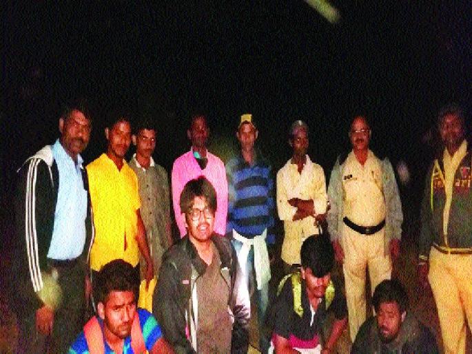 A group of youths returned safely with police help | तरु णांचा गट पोलिसांच्या मदतीने सुखरूप परतला A group of youths returned safely with police help | तरु णांचा गट पोलिसांच्या मदतीने सुखरूप परतला
