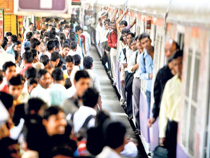 Flat ticket Rs 50, but the crowd did not decrease in mumbai | फलाट तिकीट 50 रुपये, तरी गर्दी काही कमी होईना; नातलगांना सोडण्यासाठी येणाऱ्यांची संख्या कायमच Flat ticket Rs 50, but the crowd did not decrease in mumbai | फलाट तिकीट 50 रुपये, तरी गर्दी काही कमी होईना; नातलगांना सोडण्यासाठी येणाऱ्यांची संख्या कायमच