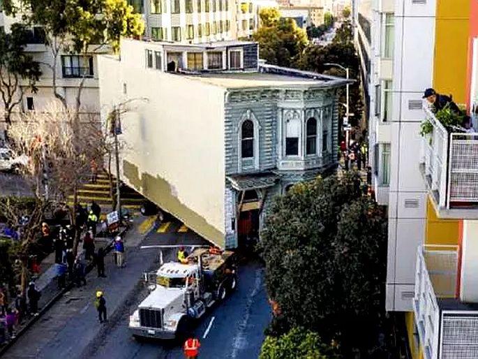139 year old victorian house Moved to new address in san francisco videos and pics viral | रस्त्यावरून एका ठिकाणाहून दुसऱ्या ठिकाणी पोहोचली 139 वर्ष जुनी दोन मजली इमारत, व्हिडिओ व्हायरल 139 year old victorian house Moved to new address in san francisco videos and pics viral | रस्त्यावरून एका ठिकाणाहून दुसऱ्या ठिकाणी पोहोचली 139 वर्ष जुनी दोन मजली इमारत, व्हिडिओ व्हायरल