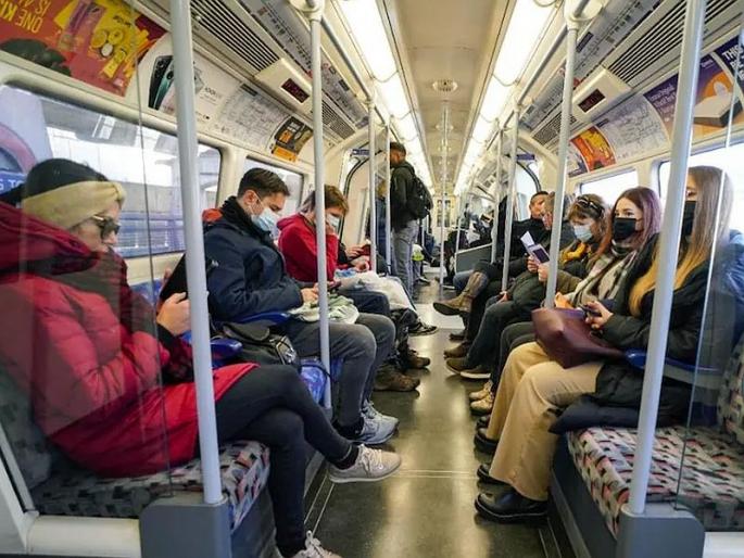 CoronaVirus Omicron variant corona community transmission england uk minister | Corona Omicron variant : चिंता वाढली! ओमायक्रॉनच्या कम्युनिटी स्प्रेडला सुरुवात, ब्रिटनमध्ये अनेक भागांत कोरोनाचा कहर CoronaVirus Omicron variant corona community transmission england uk minister | Corona Omicron variant : चिंता वाढली! ओमायक्रॉनच्या कम्युनिटी स्प्रेडला सुरुवात, ब्रिटनमध्ये अनेक भागांत कोरोनाचा कहर