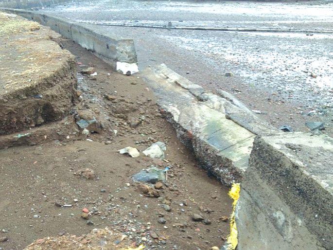 Gharapuri sea embankment work stalled sea water infiltrates in 15 meters | घारापुरी सागरी तटबंदीचे काम रखडले, समुद्राचे पाणी १५ मीटर आत शिरले, पर्यावरण विभागाकडून परवानगीला विलंब Gharapuri sea embankment work stalled sea water infiltrates in 15 meters | घारापुरी सागरी तटबंदीचे काम रखडले, समुद्राचे पाणी १५ मीटर आत शिरले, पर्यावरण विभागाकडून परवानगीला विलंब