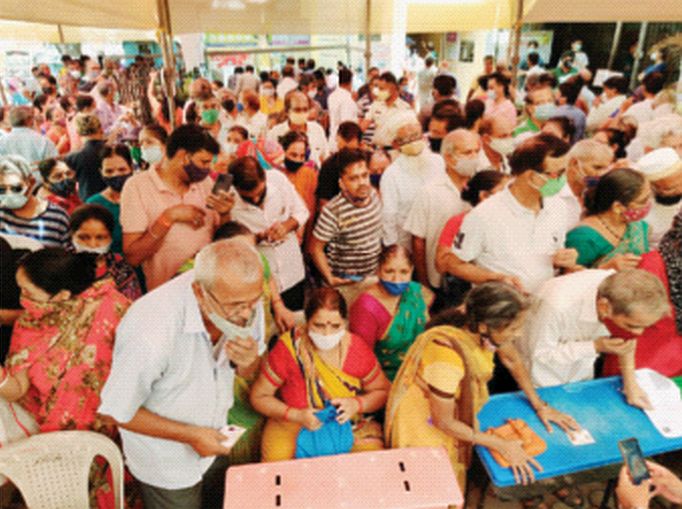 The reality of vaccination at Mira Road; The leaders are the ones who do the brokerage, citizens are in the corporators and doctor's office | मीरा रोड येथील लसीकरणाचे वास्तव; पुढारी मंडळीच करताहेत दलाली, नागरिक नगरसेवक डॉक्टरच्या दालनात