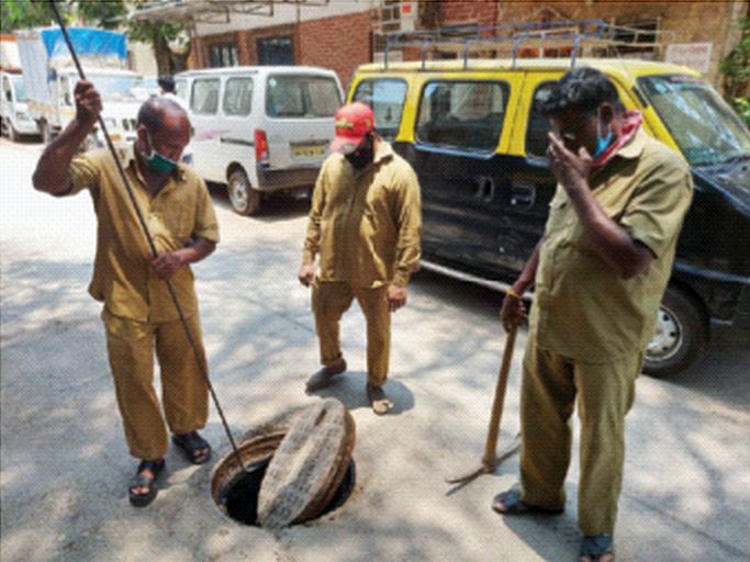 the real heroes in the corona situation | हे आहेत खरे हिरो; यांच्यामुळे साफ राहतात मुंबईतील मलजल वाहिन्या the real heroes in the corona situation | हे आहेत खरे हिरो; यांच्यामुळे साफ राहतात मुंबईतील मलजल वाहिन्या