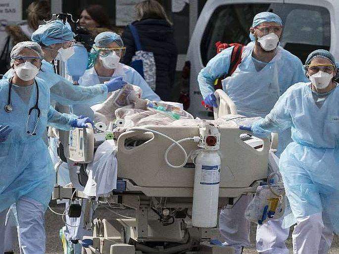 Corona Virus havoc in britain and more than 55 thousand new cases recorded | इंग्लंडमध्ये कोरोनाचा कहर; 24 तासांत आढळले 55 हजारहून अधिक रुग्ण, 'या' महत्वाच्या देशांचीही वाढली चिंता Corona Virus havoc in britain and more than 55 thousand new cases recorded | इंग्लंडमध्ये कोरोनाचा कहर; 24 तासांत आढळले 55 हजारहून अधिक रुग्ण, 'या' महत्वाच्या देशांचीही वाढली चिंता