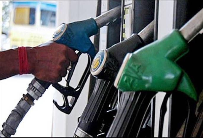 Petrol price hiked, diesel price hiked to Rs 83 | पेट्रोल भडकलं, डिझेलचे दरही ८३ रुपयांवर; असे आहेत महाराष्ट्रातील या चार महानगरांतील इंधन दर Petrol price hiked, diesel price hiked to Rs 83 | पेट्रोल भडकलं, डिझेलचे दरही ८३ रुपयांवर; असे आहेत महाराष्ट्रातील या चार महानगरांतील इंधन दर
