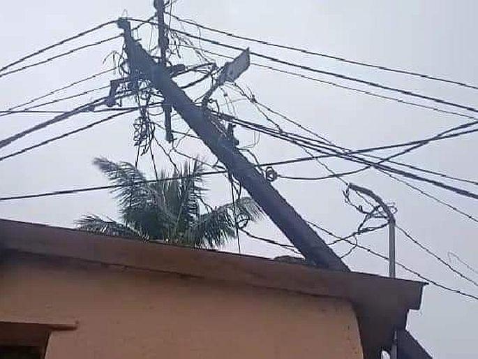 At Ulhasnagar Gandhi Road JCB cut down a tree, a power pole fell on the house | एका दिवसात अवैध बांधकामांवरील कारवाई थंड; गांधीरोड येथे जेसीबीने झाड तोडले, विजेचा खांब पडला घरावर At Ulhasnagar Gandhi Road JCB cut down a tree, a power pole fell on the house | एका दिवसात अवैध बांधकामांवरील कारवाई थंड; गांधीरोड येथे जेसीबीने झाड तोडले, विजेचा खांब पडला घरावर