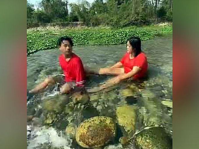 Funny viral video girlfriend kicks boyfriend while delivering bollywood dialogue in river | नदीत सुनील शेट्टीची अॅक्टिंग कर होता बॉयफ्रेंड, मागून गर्लफ्रेंडने मारली लाथ अन्...; पाहा मजेदार Video Funny viral video girlfriend kicks boyfriend while delivering bollywood dialogue in river | नदीत सुनील शेट्टीची अॅक्टिंग कर होता बॉयफ्रेंड, मागून गर्लफ्रेंडने मारली लाथ अन्...; पाहा मजेदार Video