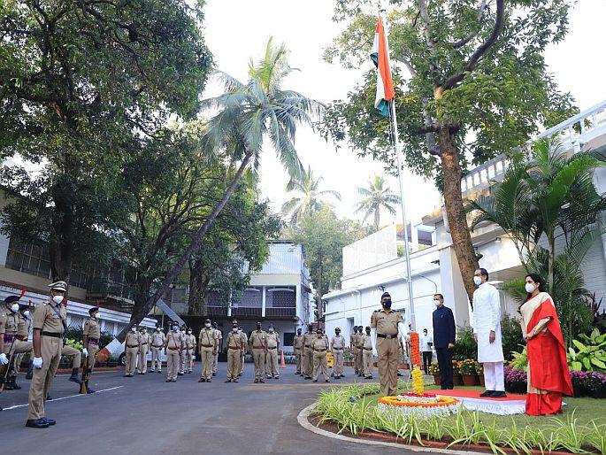 Flag hoisting by hands of Chief Minister Uddhav Thackeray at Varsha Niwas, while by hands of Deputy CM at Police Ground in Pune | मुख्यमंत्री उद्धव ठाकरे यांच्या हस्ते वर्षा येथे, तर उपमुख्यमंत्र्यांच्या हस्ते पुण्यातील पोलीस संचलन मैदानावर ध्वजारोहण Flag hoisting by hands of Chief Minister Uddhav Thackeray at Varsha Niwas, while by hands of Deputy CM at Police Ground in Pune | मुख्यमंत्री उद्धव ठाकरे यांच्या हस्ते वर्षा येथे, तर उपमुख्यमंत्र्यांच्या हस्ते पुण्यातील पोलीस संचलन मैदानावर ध्वजारोहण