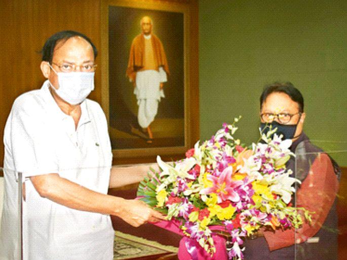 Invitation to Vice President Naidu to unveil the statue of Mahatma Gandhi | महात्मा गांधींच्या पुतळा अनावरणास उपराष्ट्रपती नायडू यांना निमंत्रण Invitation to Vice President Naidu to unveil the statue of Mahatma Gandhi | महात्मा गांधींच्या पुतळा अनावरणास उपराष्ट्रपती नायडू यांना निमंत्रण