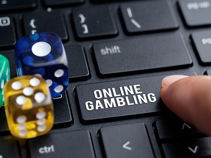 Police crackdown on online gambling; Three arrested, 2 absconding | ऑनलाईन जुगारावर पोलिसांची कारवाई; तिघांना अटक, २ फरार Police crackdown on online gambling; Three arrested, 2 absconding | ऑनलाईन जुगारावर पोलिसांची कारवाई; तिघांना अटक, २ फरार