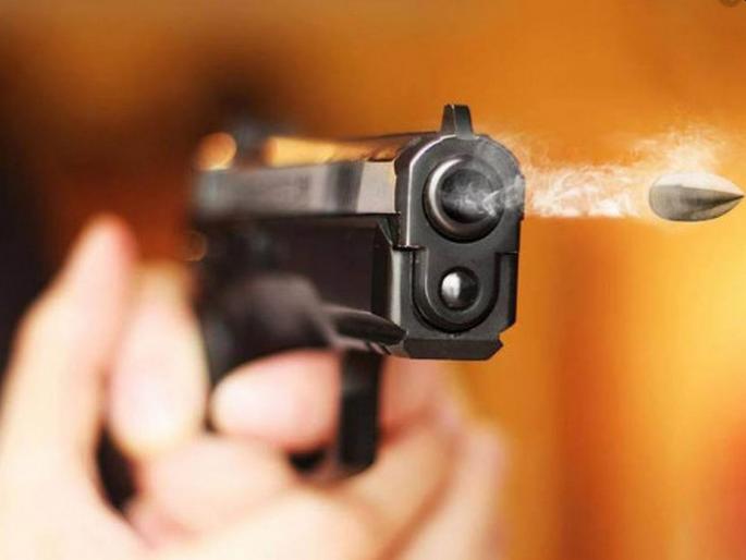 Indiscriminate firing on a young man in Dharavi | धारावीत तरुणावर अंदाधुंद गोळीबार Indiscriminate firing on a young man in Dharavi | धारावीत तरुणावर अंदाधुंद गोळीबार